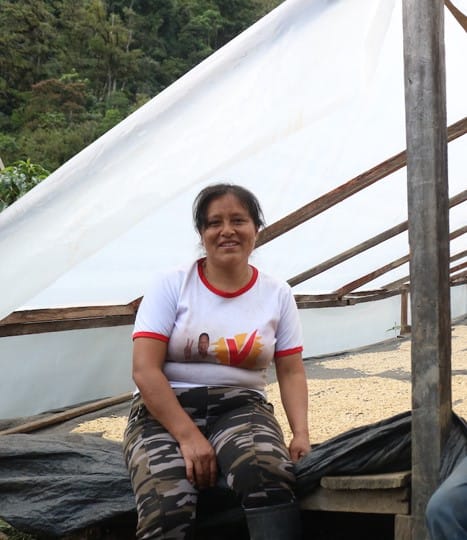 Donna davanti al caffè che si sta essiccando