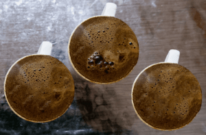 Tre tazze di caffè per cupping